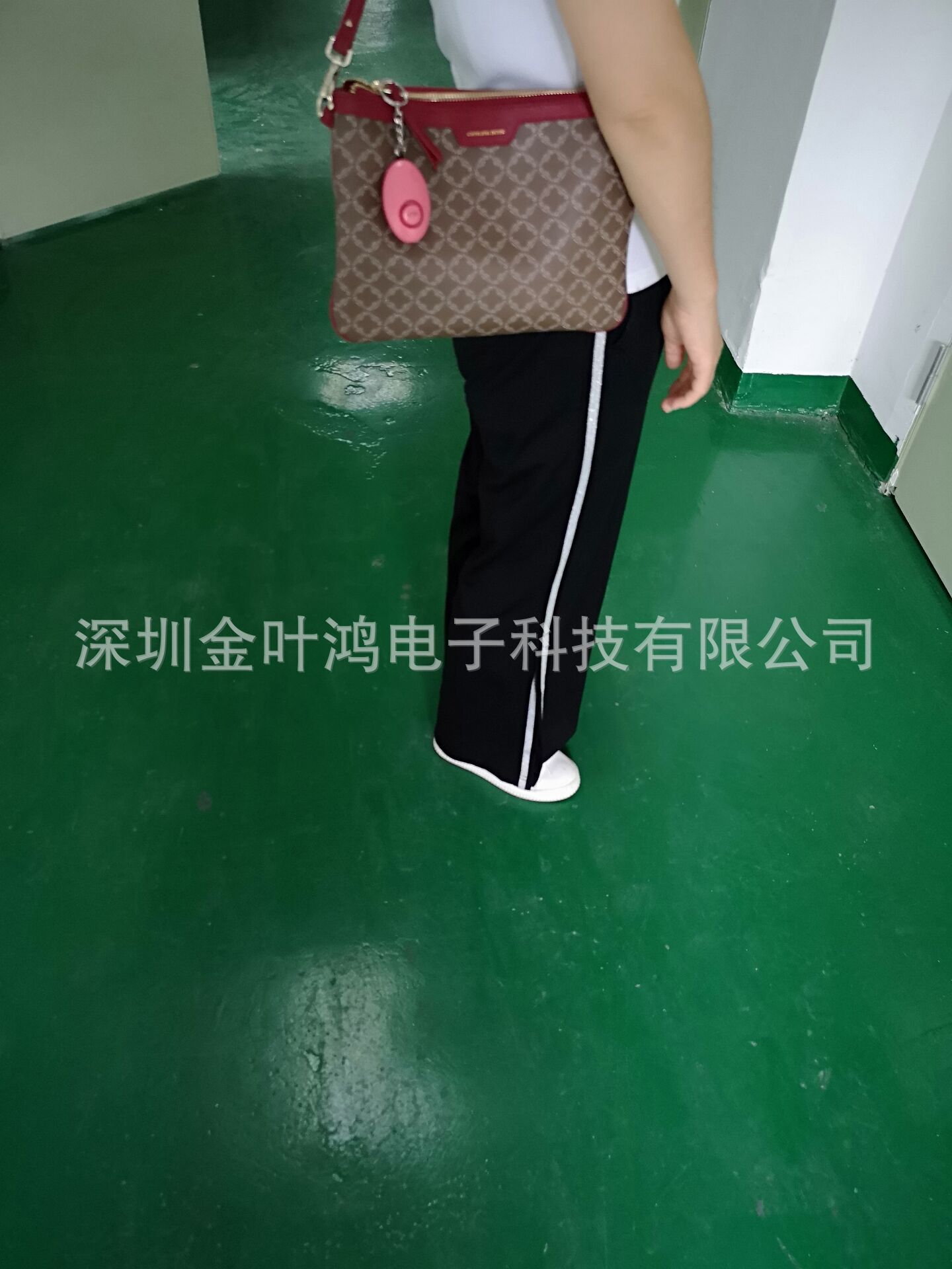 女子夜跑防狼防抢防盗LED手电筒背包个人报警器，儿童防狼报警器