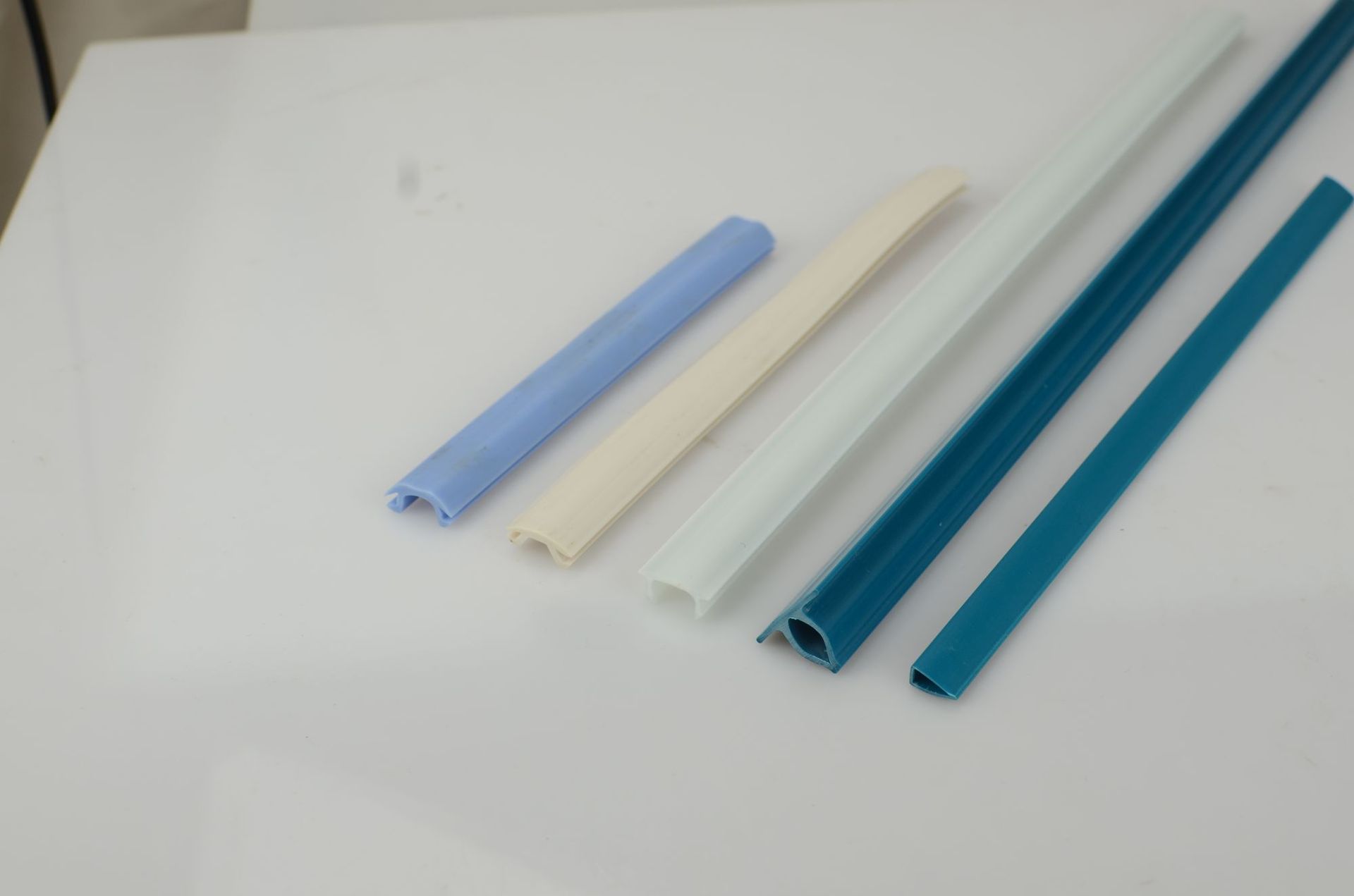 厂家批发 分隔分格塑料分隔条、分缝条、分隔缝 橡胶异型条