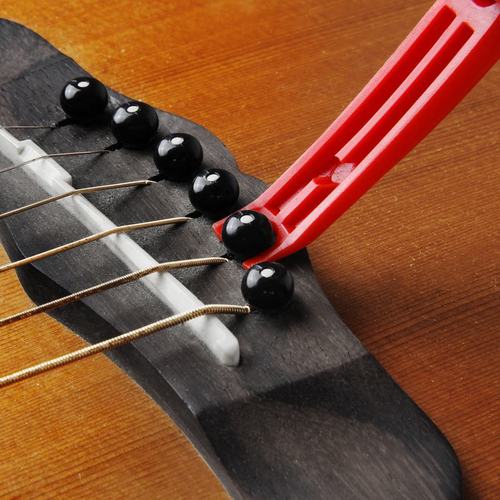 Plastic dual-purpose capo, ABS guitar capo, one-clip dual-purpose capo, string pegs