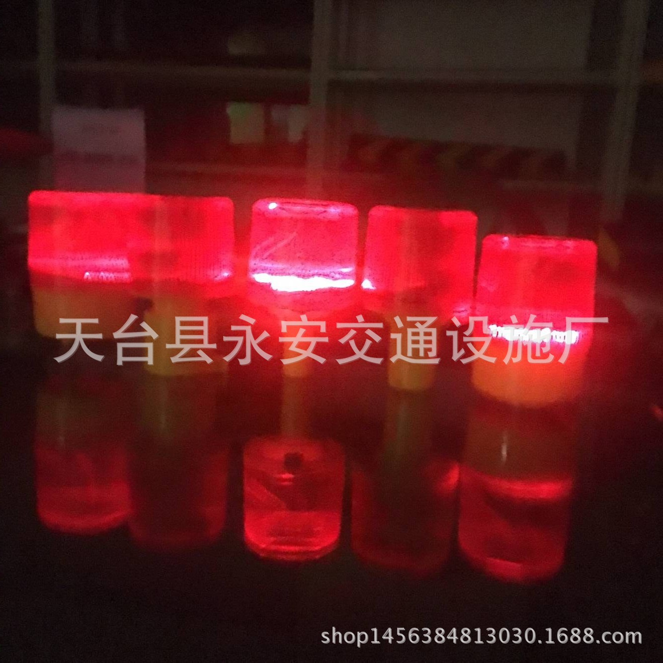 太阳能频闪警示灯 led路锥灯 光控施工路障灯 高空塔吊灯 爆闪灯