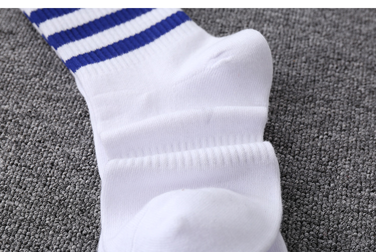 Étal de rue quatre saisons nouvelles chaussettes étudiantes à trois bandes chaussettes mi-mollet polyvalentes chaussettes de sport rayées fabricant pour hommes adultes en gros_voghion.com