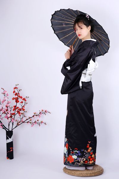 Traditional positioning of black sleeved kimono crane handle kimono