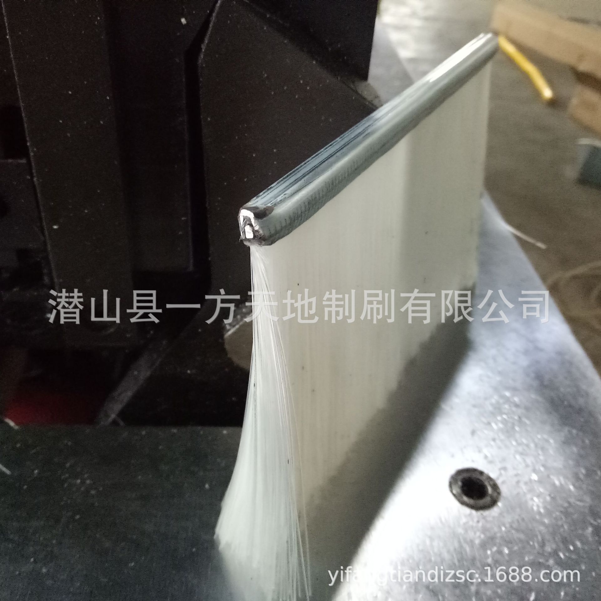 厂家直销各种风机机舱罩密封条刷  机械除尘毛刷条耐磨出风口