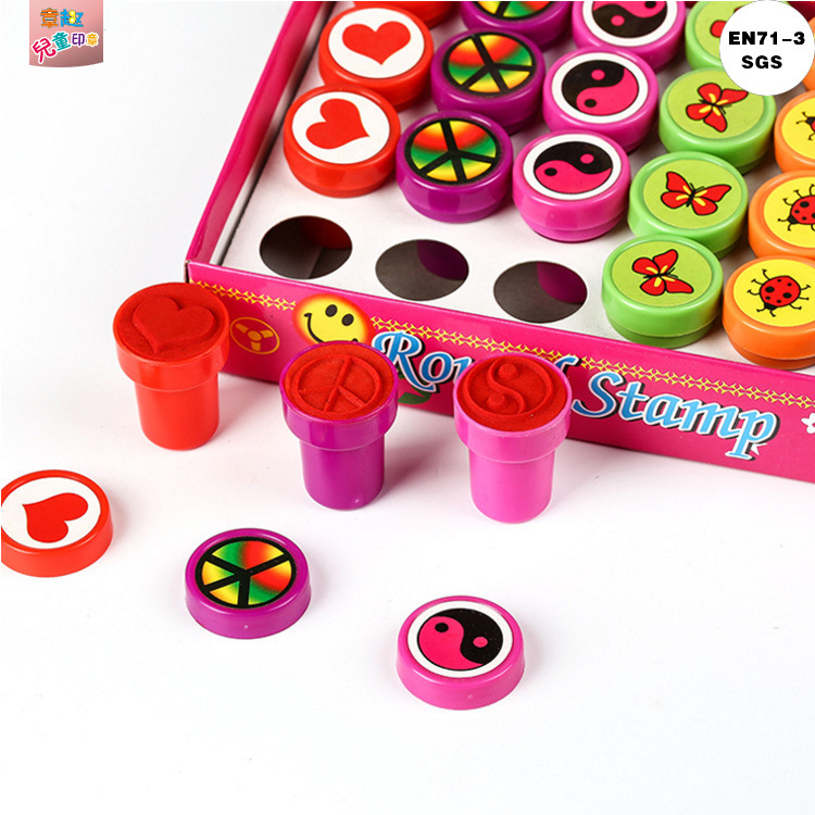 Fábrica al por mayor patrón de dibujos animados lindo sello de recompensa para niños plástico de secado rápido suministros de sello de juguete cilíndrico