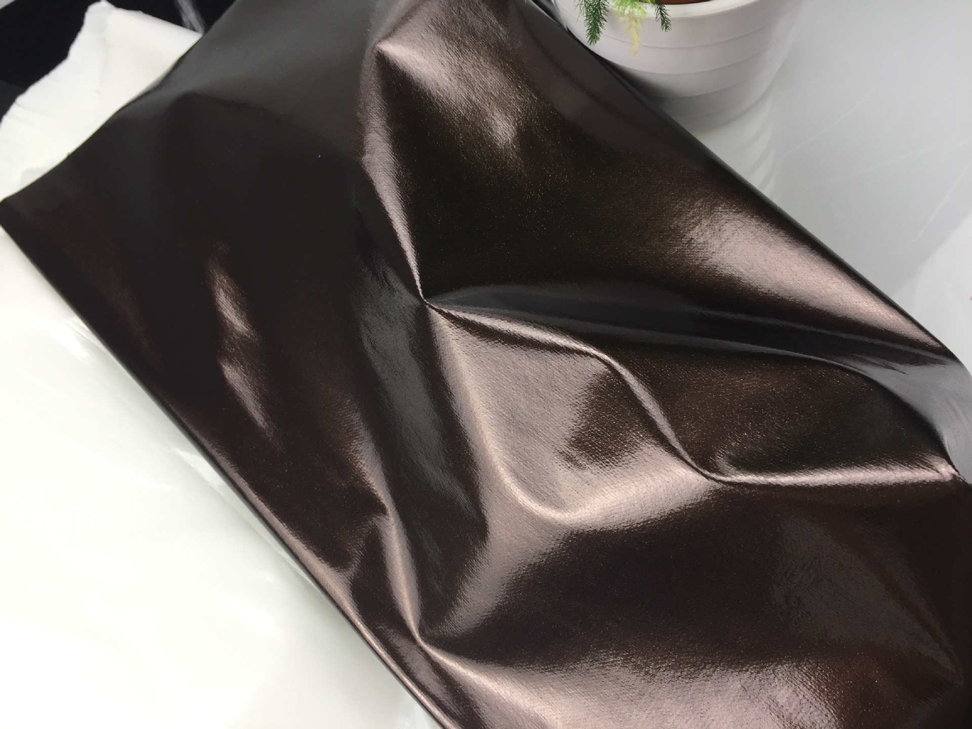 PU人造革干式PU皮镜面DE7纹服装包边玩具装饰礼盒电子包装皮革-阿里巴巴