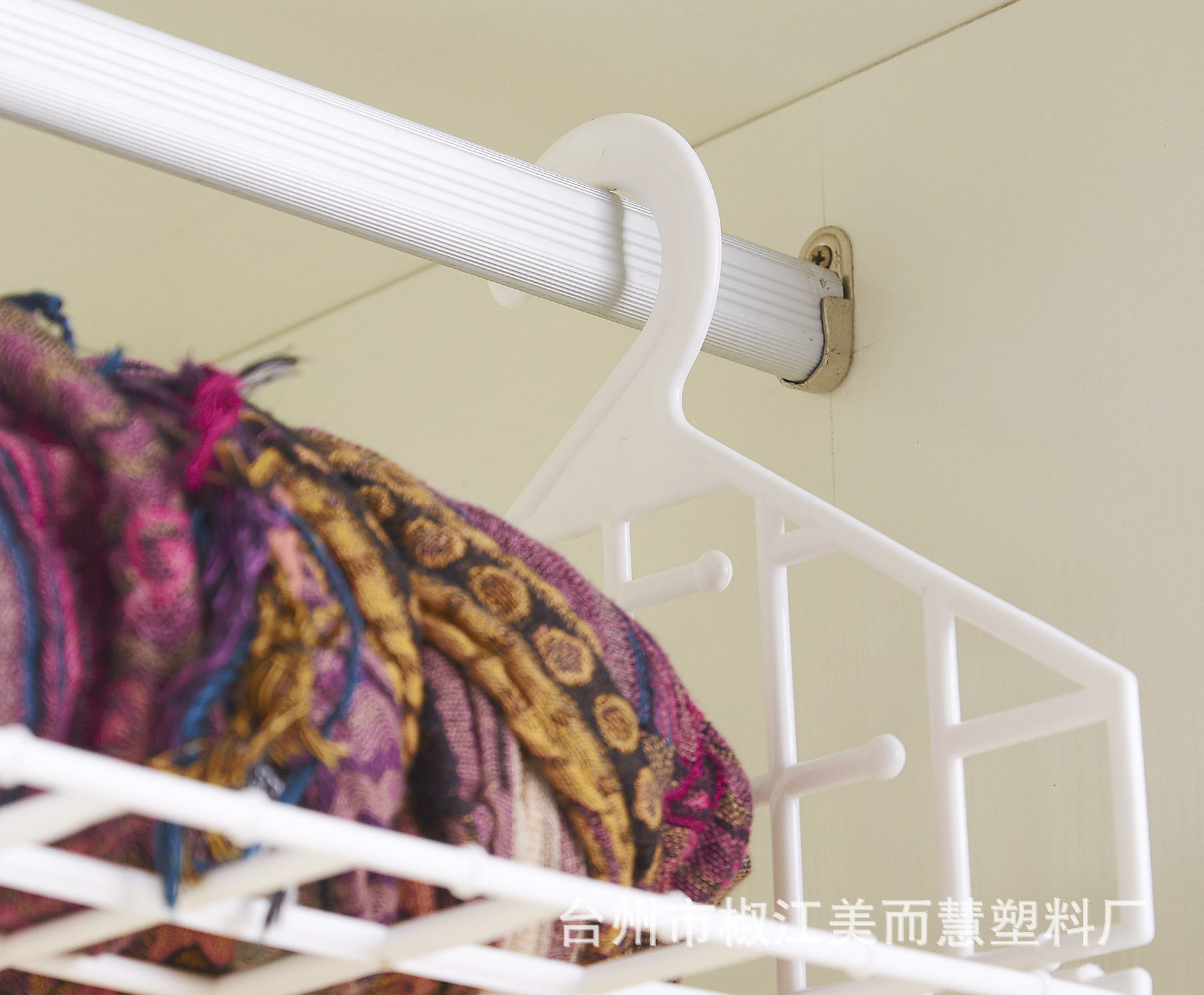 001-73-衣柜收纳架j.jpg