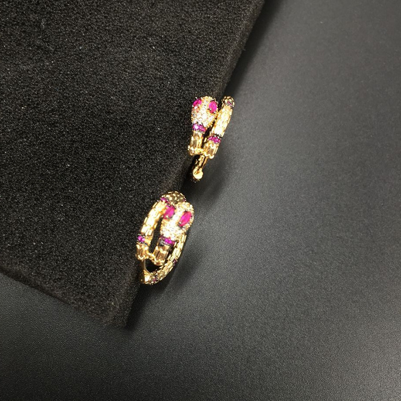 Simple Snake Stud Earrings Gold Micro Inlaid Zircon Delicate Luxury Stud Earrings Joyería De Moda Al Por Mayor display picture 4