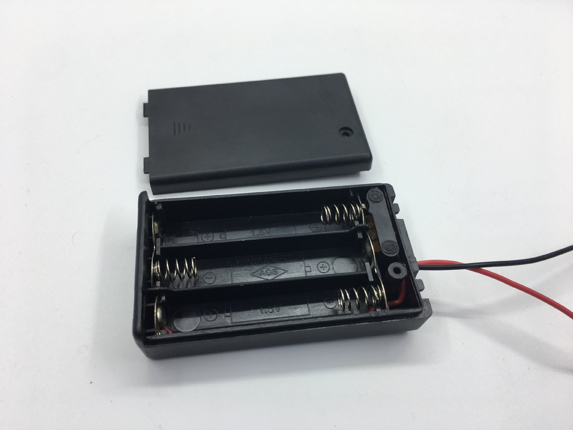 三节七号带盖带开关电池盒