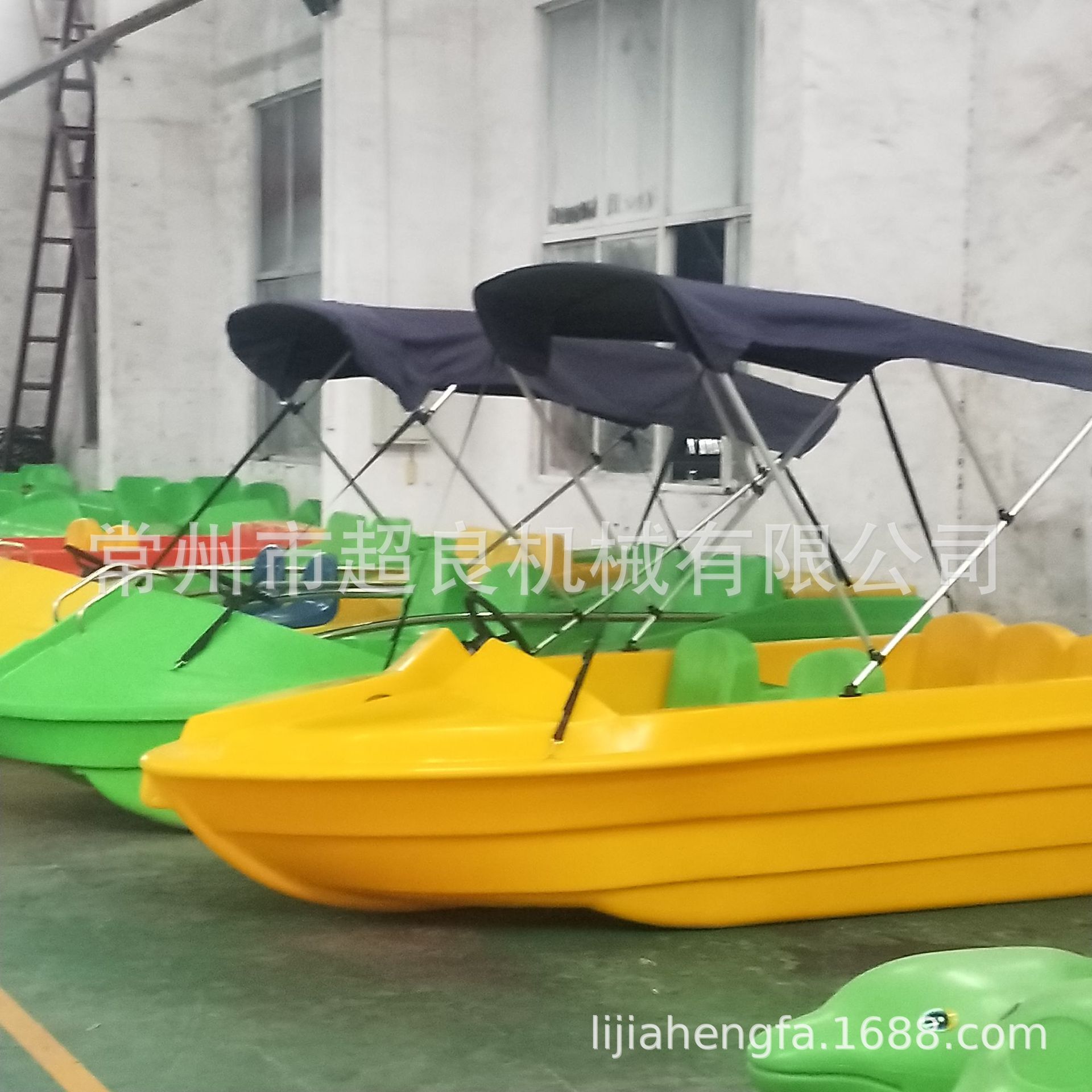 厂家直供4人脚踏船玻璃钢船娱乐脚蹬船电动船公园游船水上自行车