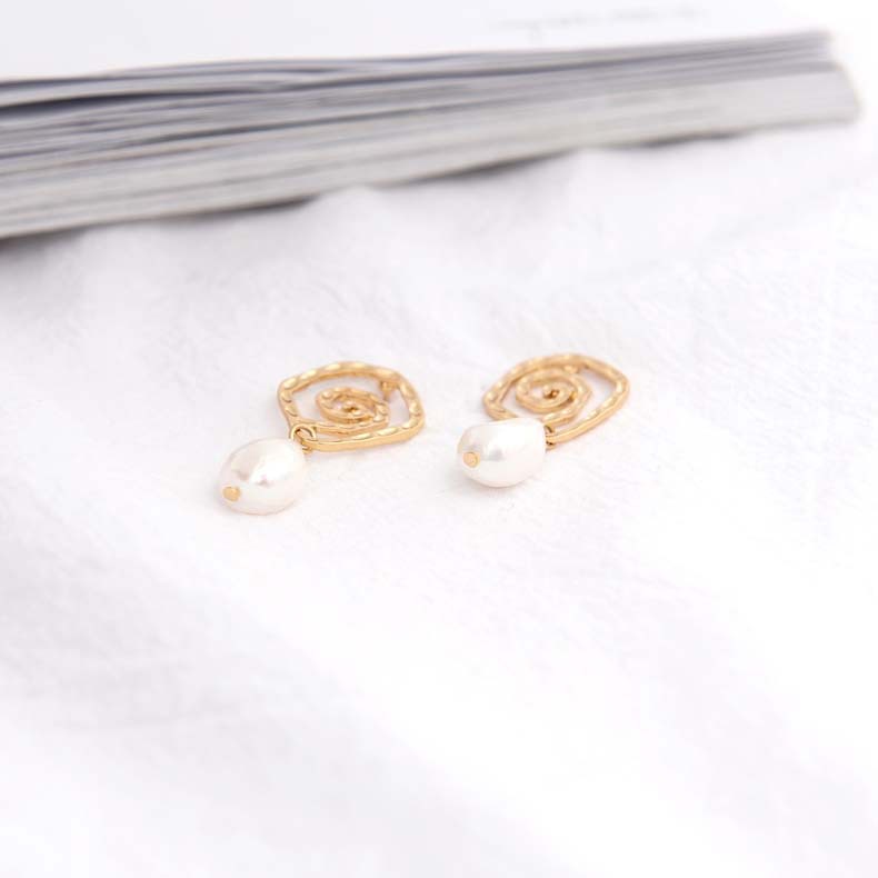 Korean Fashion Simple Pearl Earrings Retro Handmade Alloy Shell Earrings Geometric Irregular Earrings display picture 4