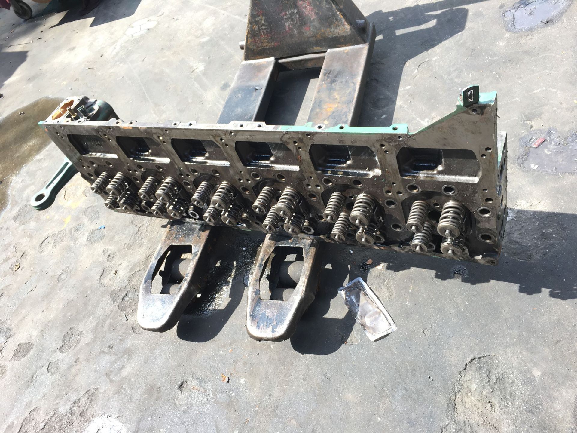 供应沃尔沃TWD1643GE柴油发动机汽缸盖21079397