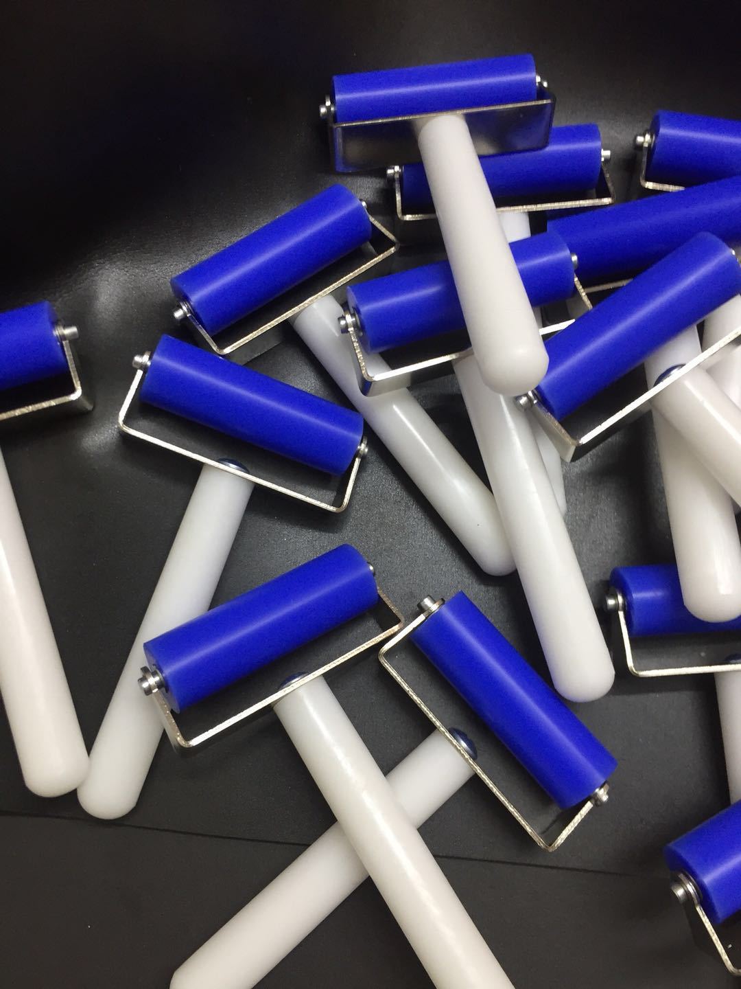 Blue imported sticker roller stainless steel push wheel phone screen protector tool soft silicone manual roller 10cm