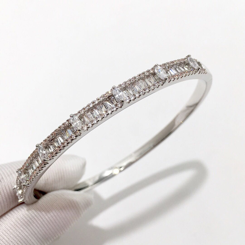 Fashionable glossy bracelet