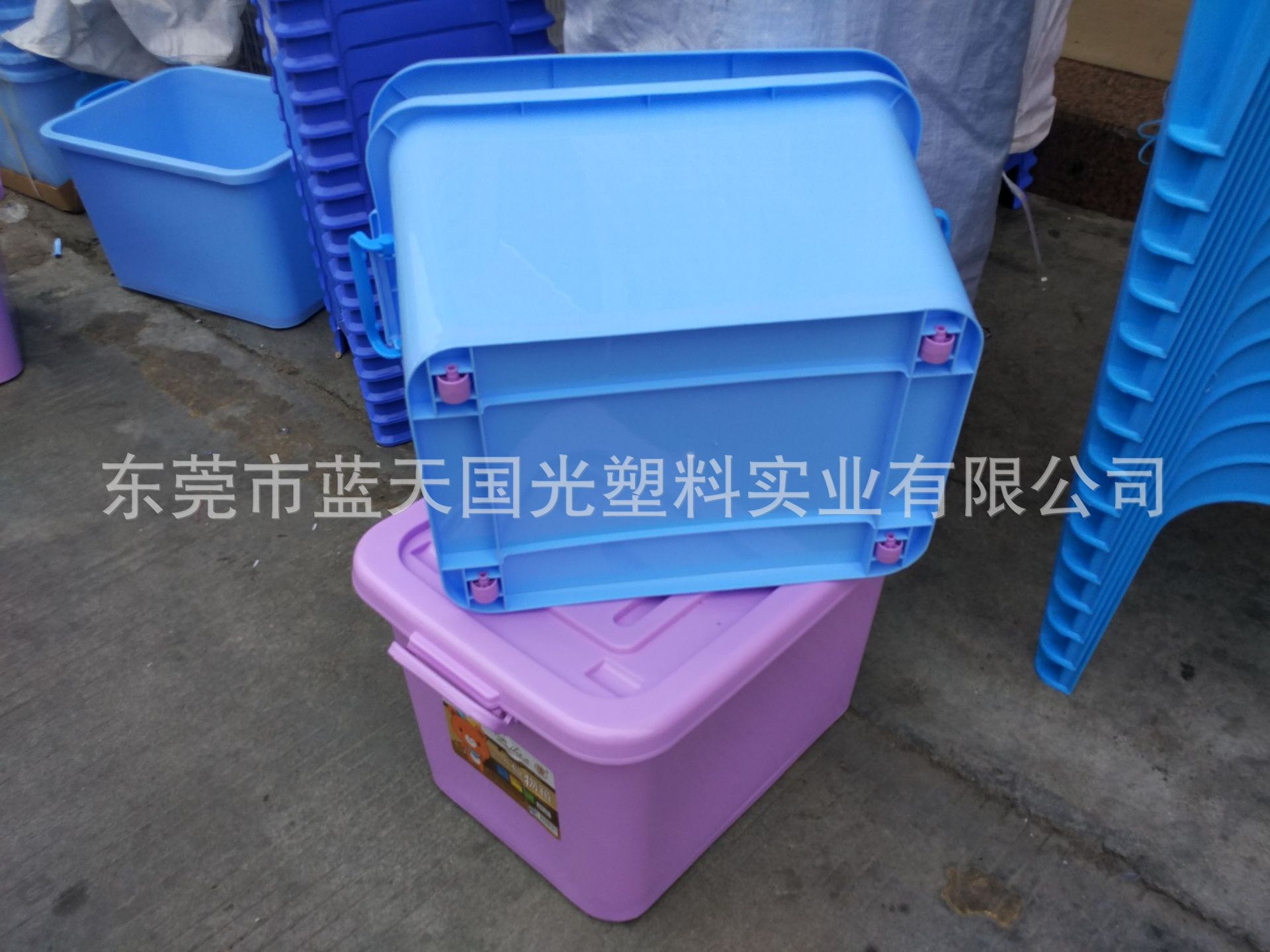 蓝天厂家供应全新料PP塑料加厚蓝色储物箱粉色带盖带滑轮整理箱