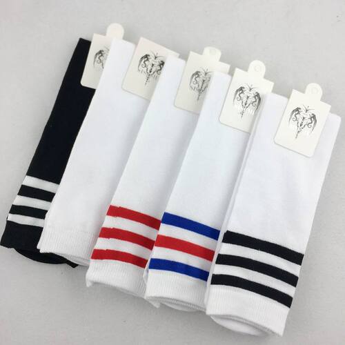 Students wear three-striped sports socks that don’t reach the knees. Children’s stockings for Children’s Day. Football socks wholesale.