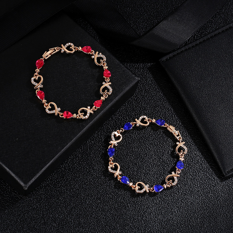 Style Coréen Amour Bracelet Creux-out Élégant Fleur Strass-intégré Lady Bracelet En Forme De Coeur Bracelet De Valentine Jour Cadeau En Gros display picture 12