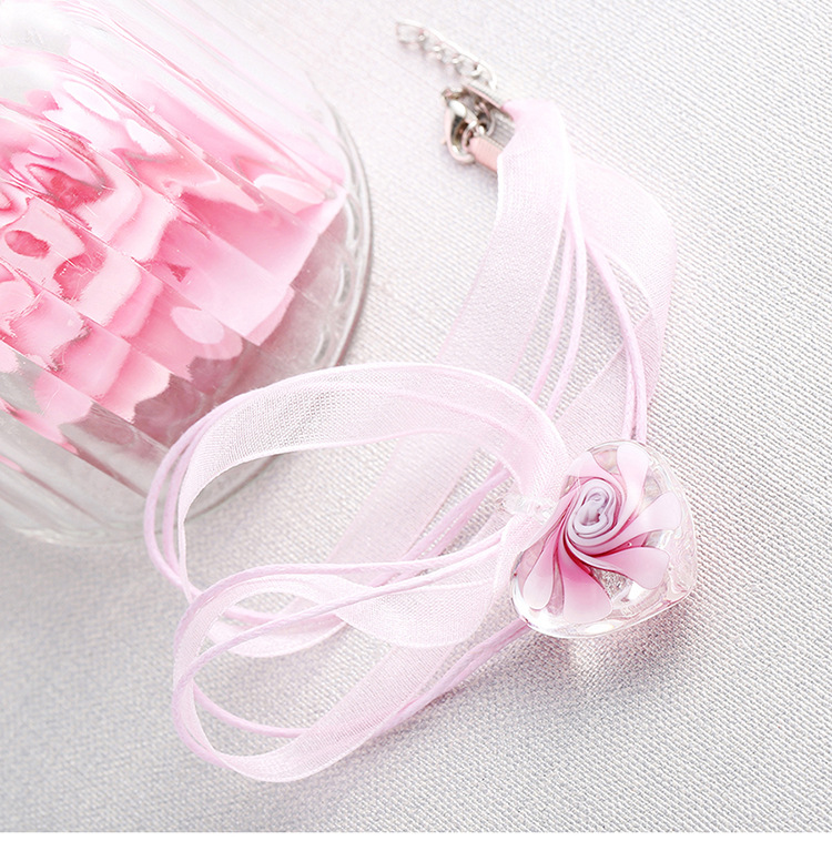 Collana con ciondolo a cuore in vetro e nastro alla moda_voghion.com