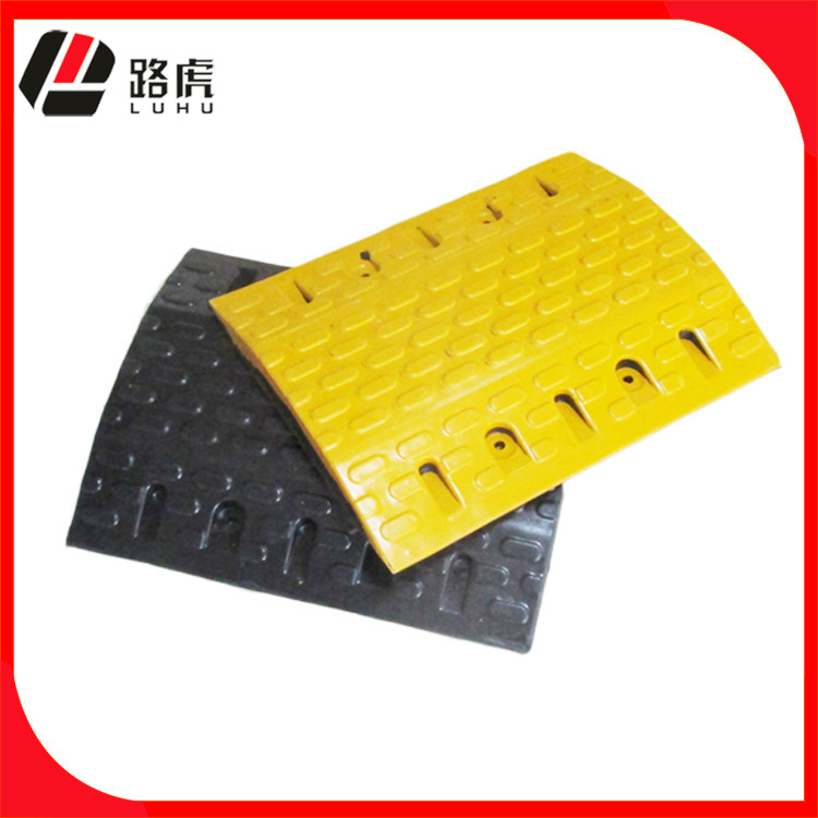 厂家直销50公分椭圆点减速带 耐磨减速垄 橡胶减速带安全交通设施