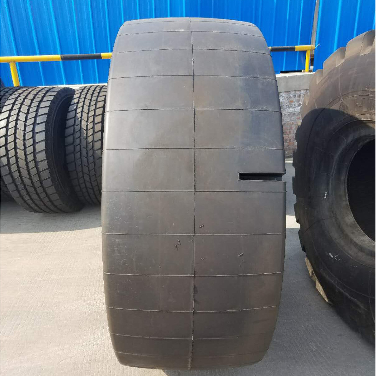 厂家直销23.5-25矿用铲车L5S光面轮胎23.5-25光板轮胎加厚耐磨