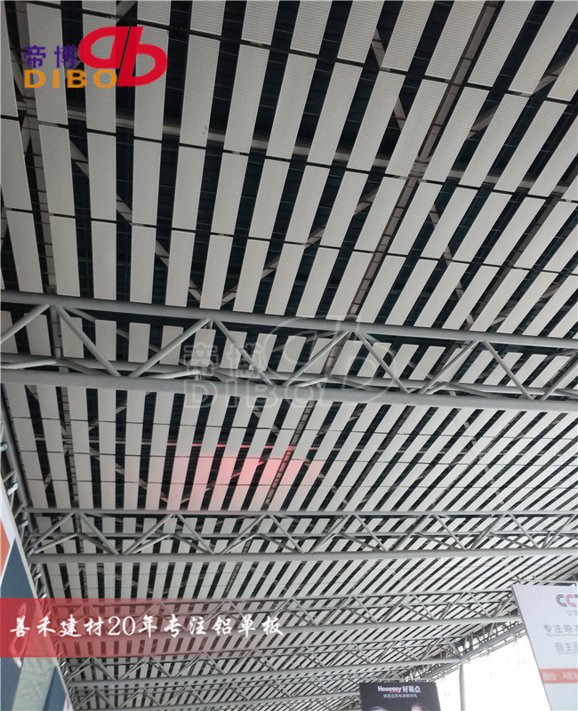 加油站防风铝条扣 办公楼铝天花铝扣板 广告牌U85条扣