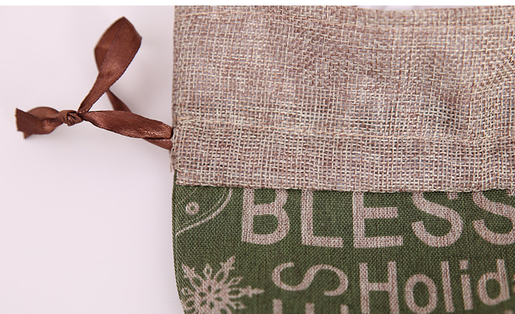 Christmas Gift Bag With Festive Cartoon Snowman Design_voghion.com