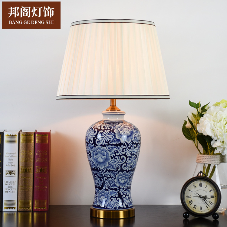 Hand-painted ceramic living room bedroom bedside table lamp hotel model room lighting new Chinese blue and flower table lamp a generation of hair Hand-painted ceramic living room bedroom bedside table lamp hotel model room lighting new Chinese blue and flower table lamp a generation of hair
