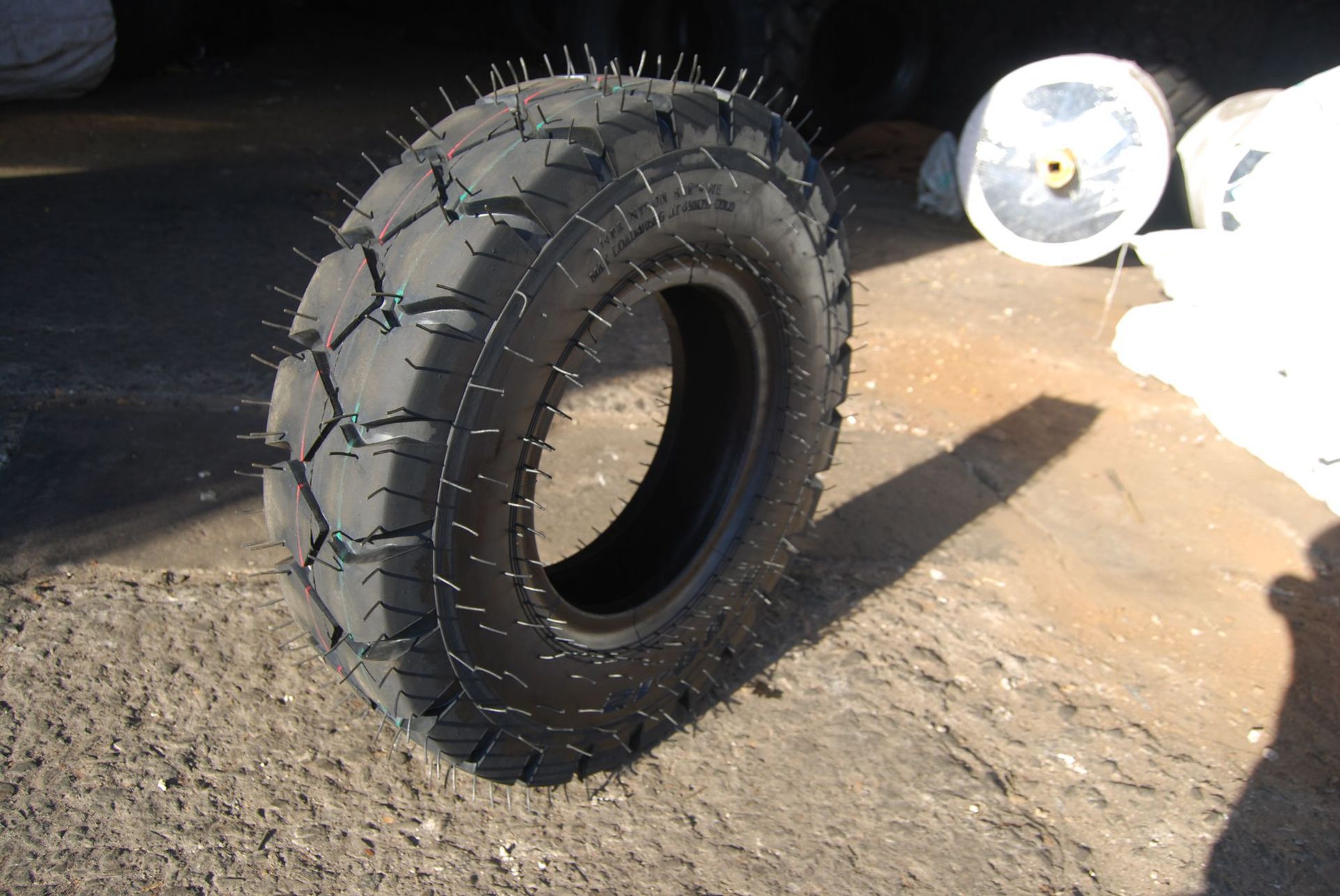 厂家直销供应工具车轮胎全新正品7.00-12充气叉车胎700-12