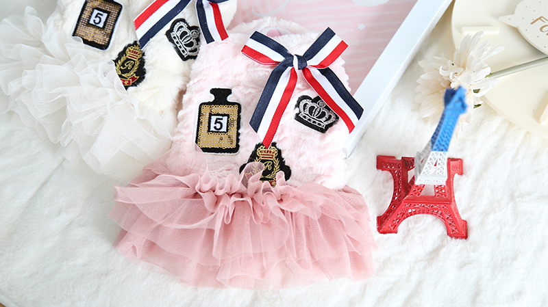 三色带徽章纱纱裙