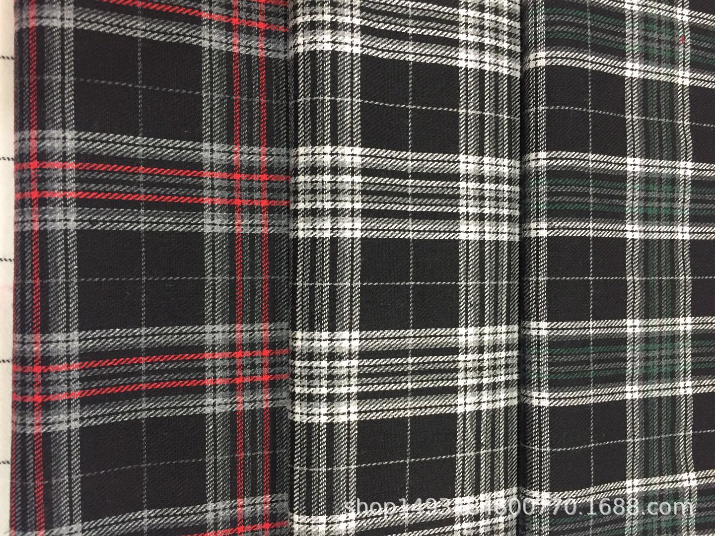 秋季新款法兰绒斜纹单面磨毛涤棉混纺纱女装时装面料现货供应