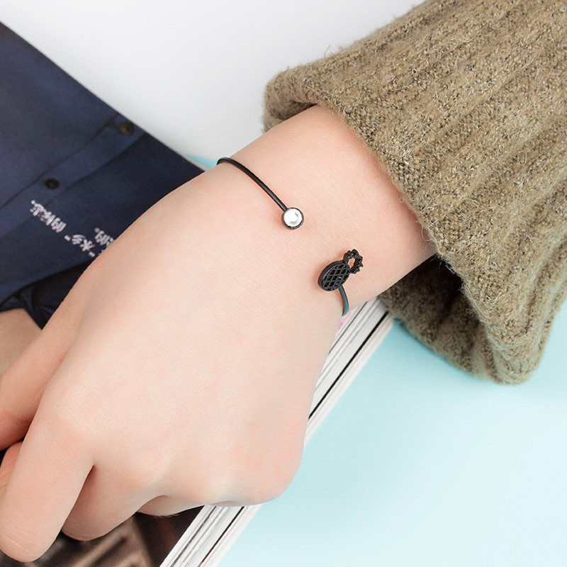 Female angry quality pineapple diamond crystal gemstone bracelet