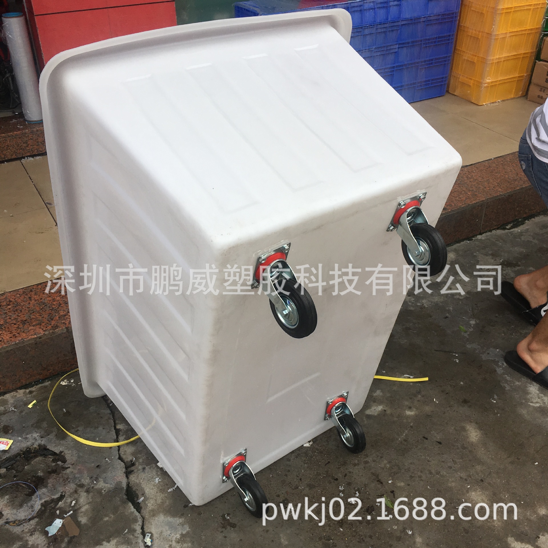 供应上海嘉定500L加强筋大水箱 通用型滚塑带轮子周转箱 白色现货