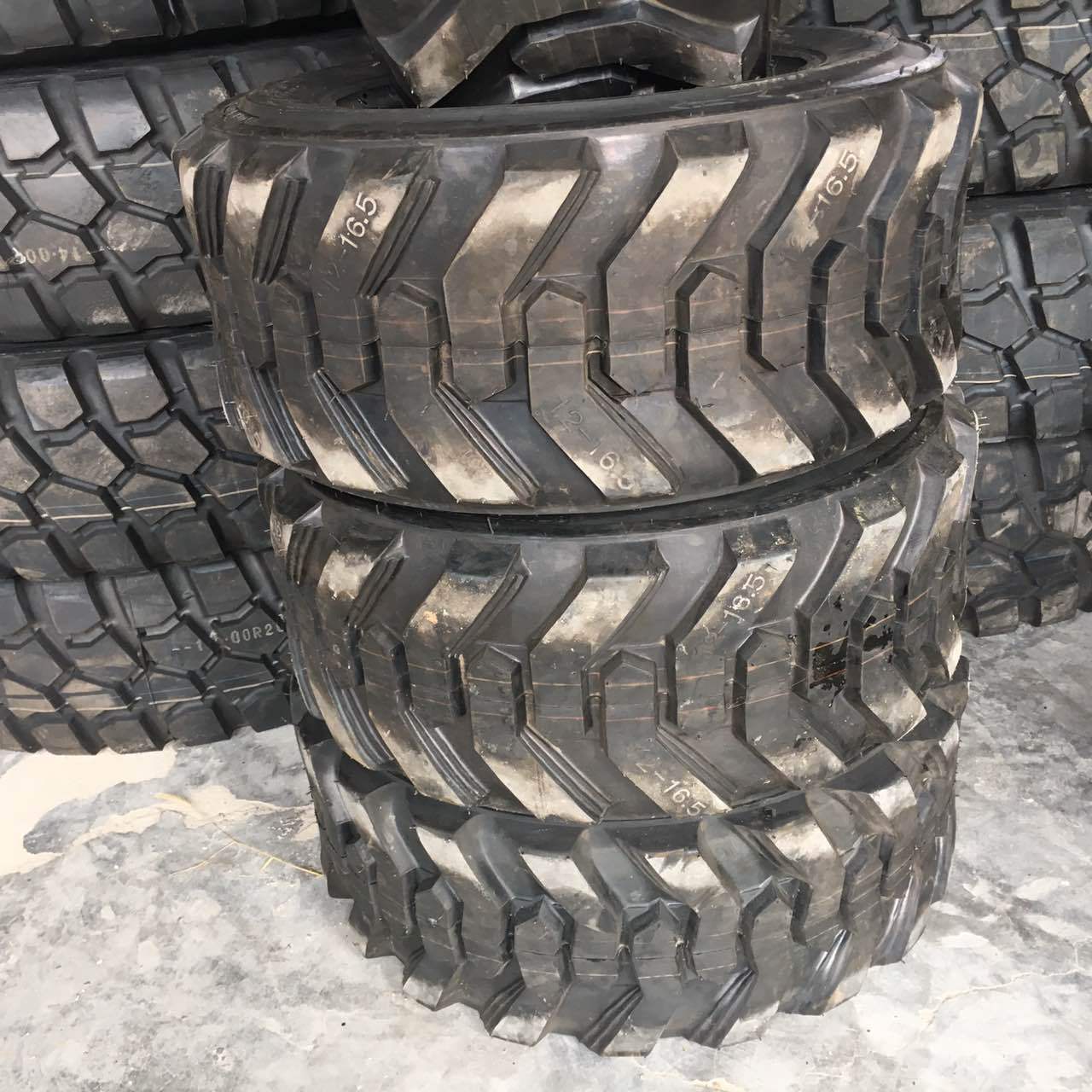 现货销售10-16.5滑移装载机轮胎工程机械专用14-17.5全新耐磨防滑