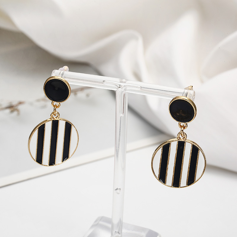 Retro Geometric Oil Drop Black And White Circle Earrings display picture 1