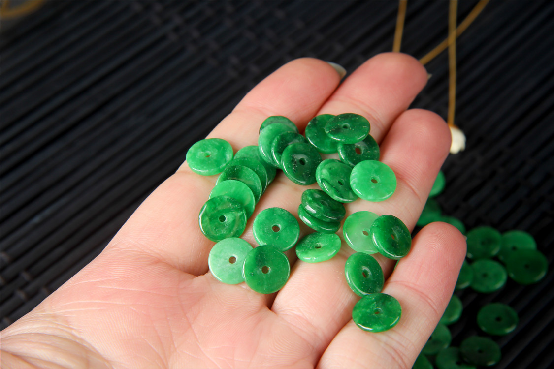 伟德国际搭配指南：双戴翡翠手镯之间应该选择哪种间隔饰品？