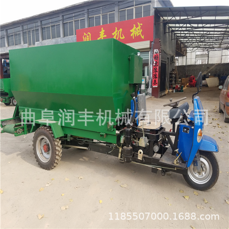 天津柴油撒料车价格 料槽送料喂料车