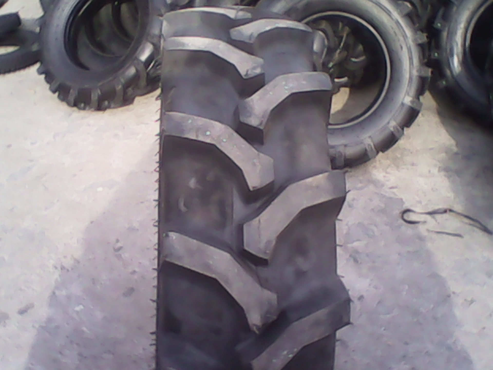 厂家直销厂家直销11.2-20 农用拖拉机轮人字花纹