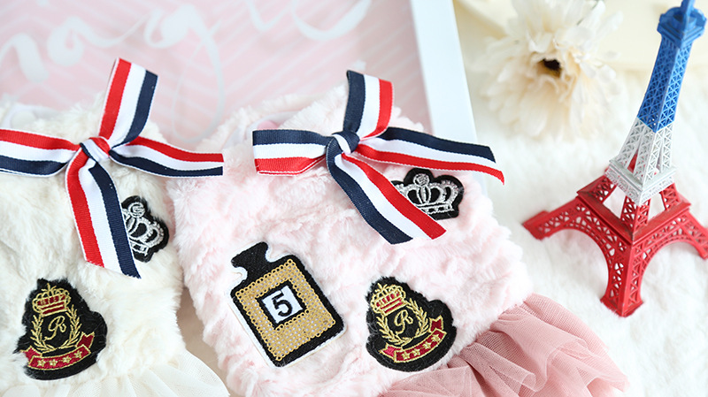 三色带徽章纱纱裙