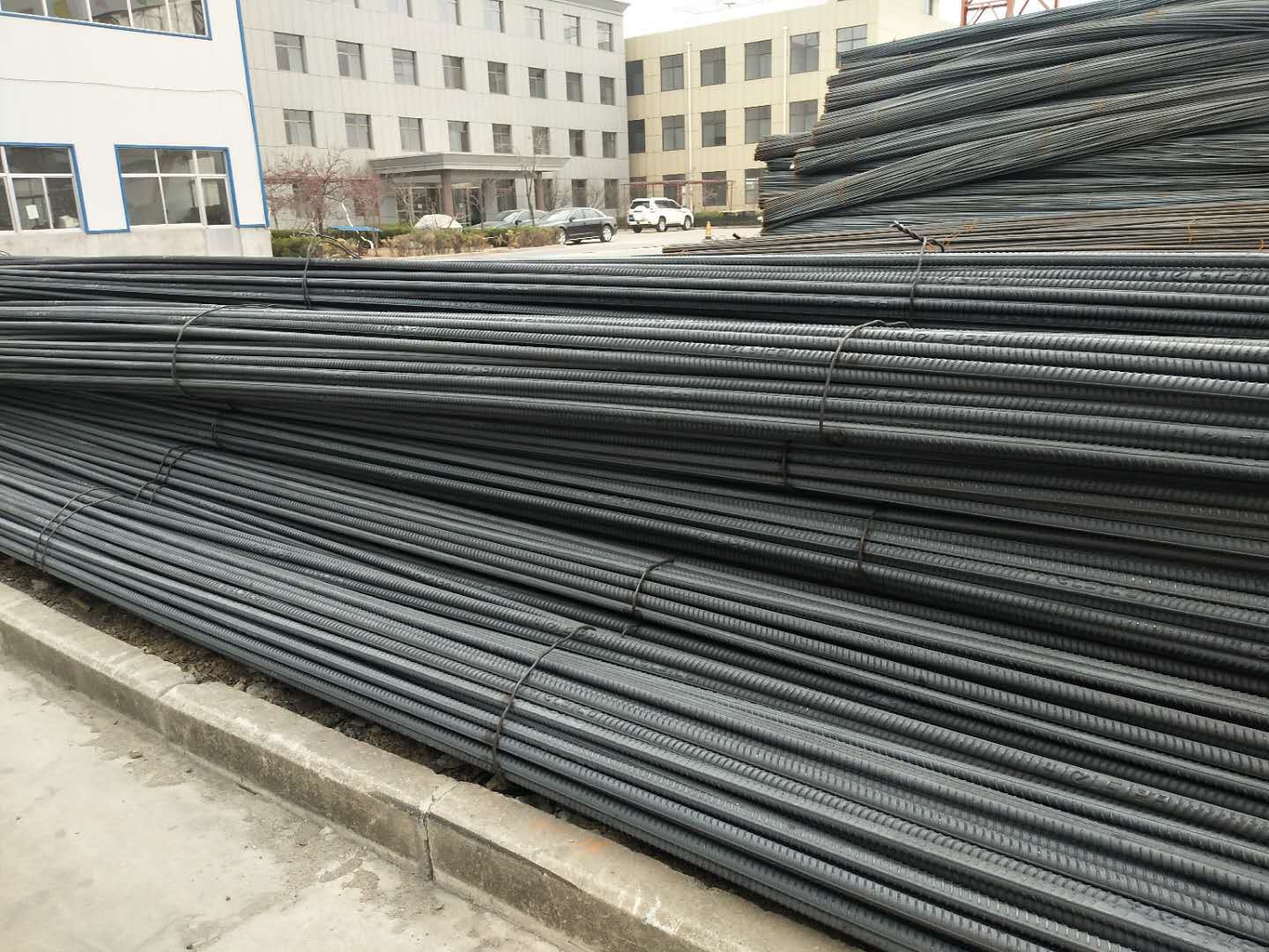 常年供应：莱钢抗震四级螺纹钢Φ28