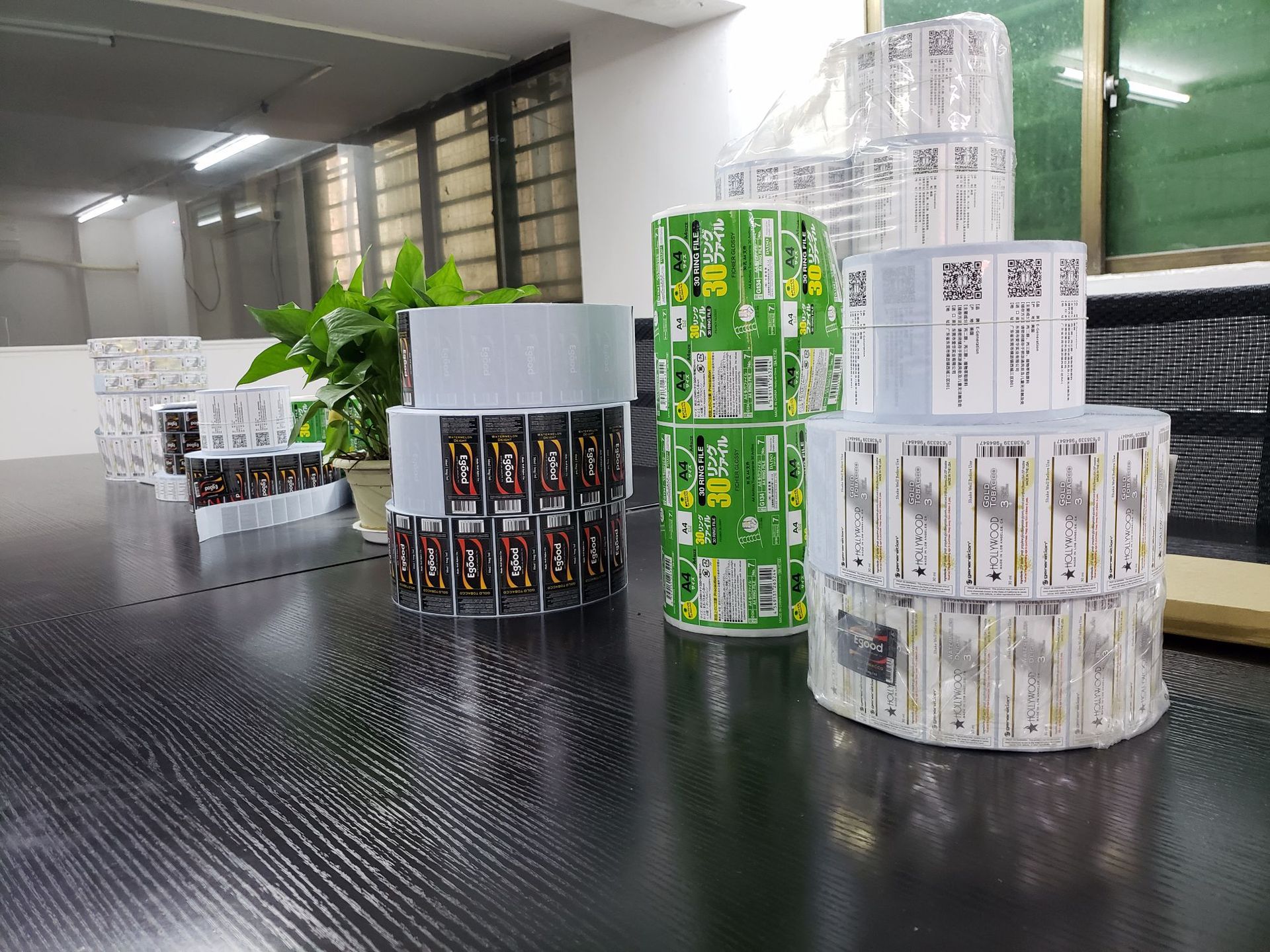 不干胶标签定 做全息镭射贴纸不干胶印刷卷装素面镭射不干胶定 制-阿里巴巴