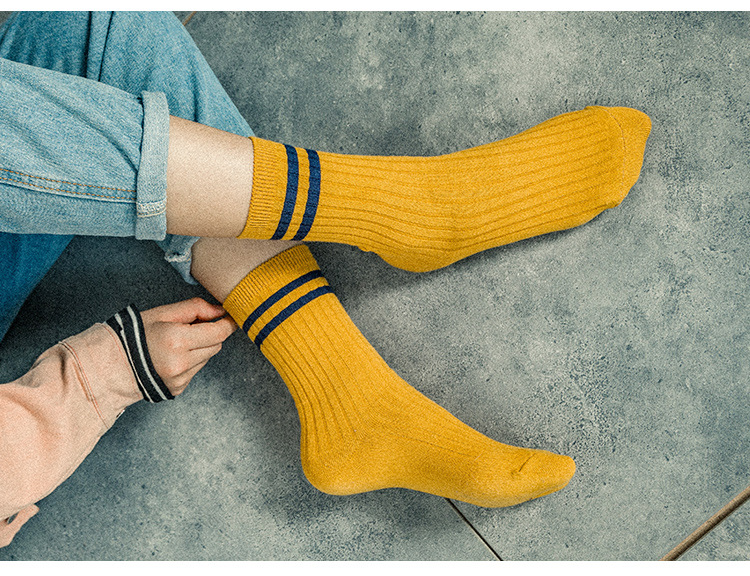 Otoño E Invierno Nuevo Estilo Japonés De Dos Barras De Algodón De Las Mujeres Medias De Media Pantorrilla De Hilo Grueso Rayado Todo-juego Casual Calcetines Coreanos Al Por Mayor display picture 4