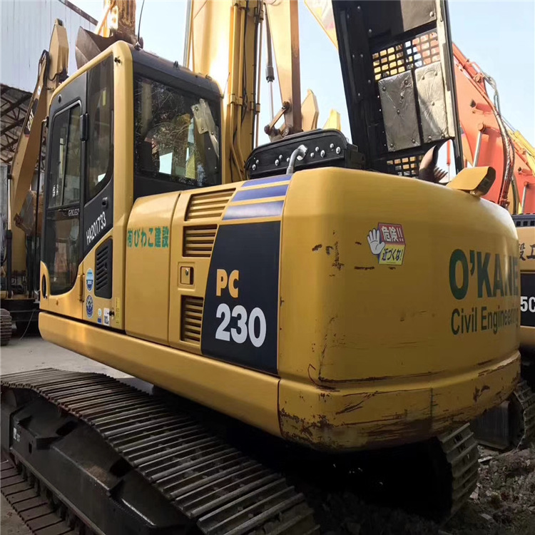 日本进口小松PC230-8挖机转让，二手进口20吨中型挖机价格