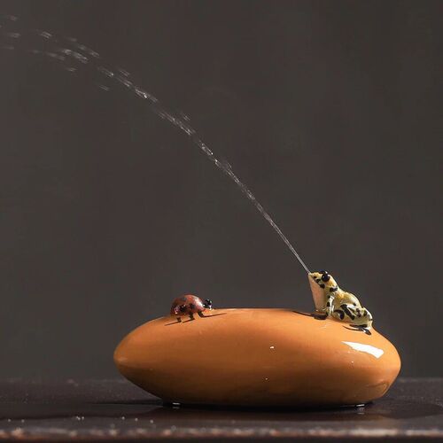 Manufacturer wholesale tea seat ornaments Yixing purple sand tea pet water spraying frog watermelon pumpkin lotus seed gourd tea set ornaments