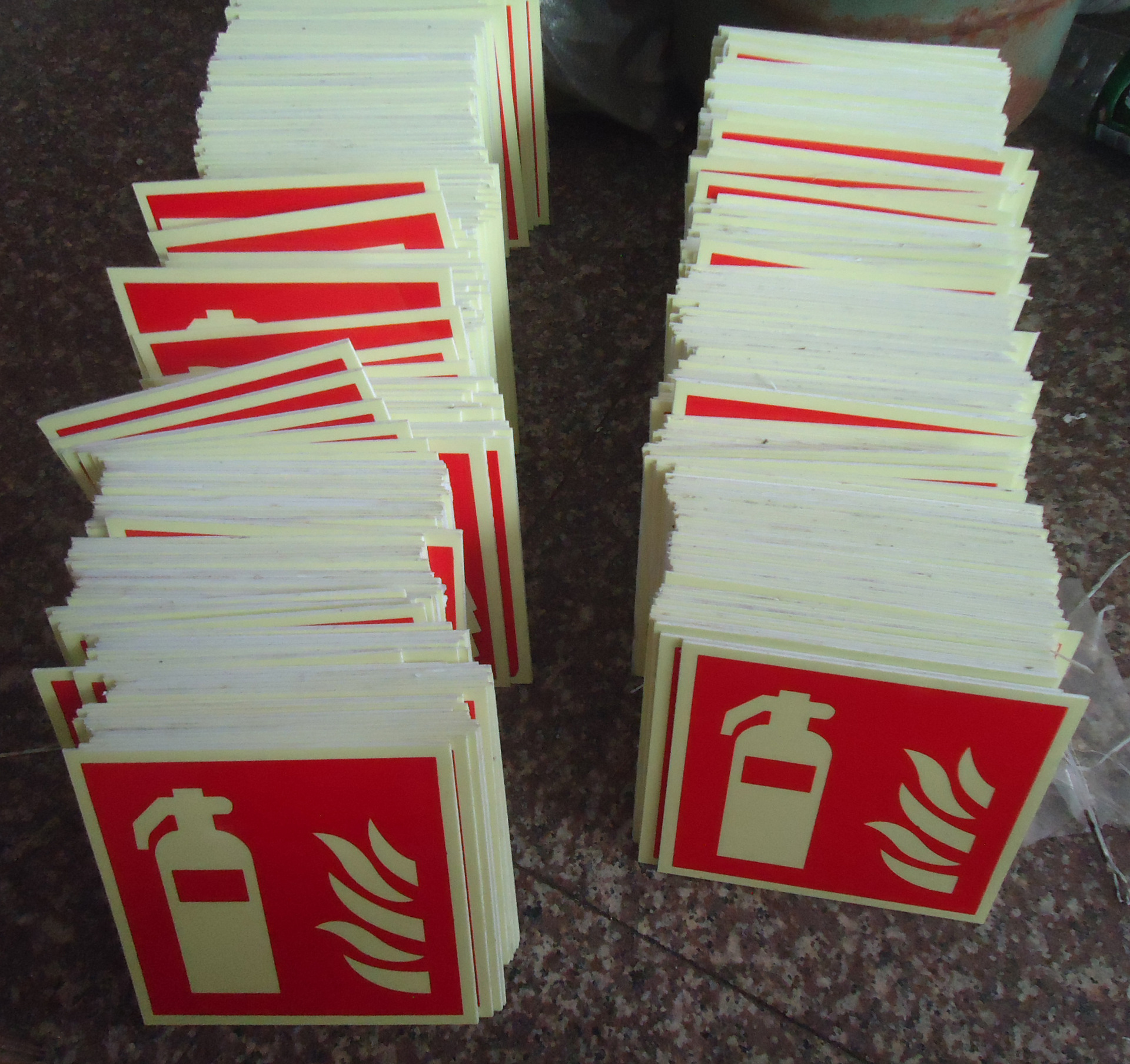 供应消防夜光标志牌安全出口荧光标牌温州标牌厂家价格优惠