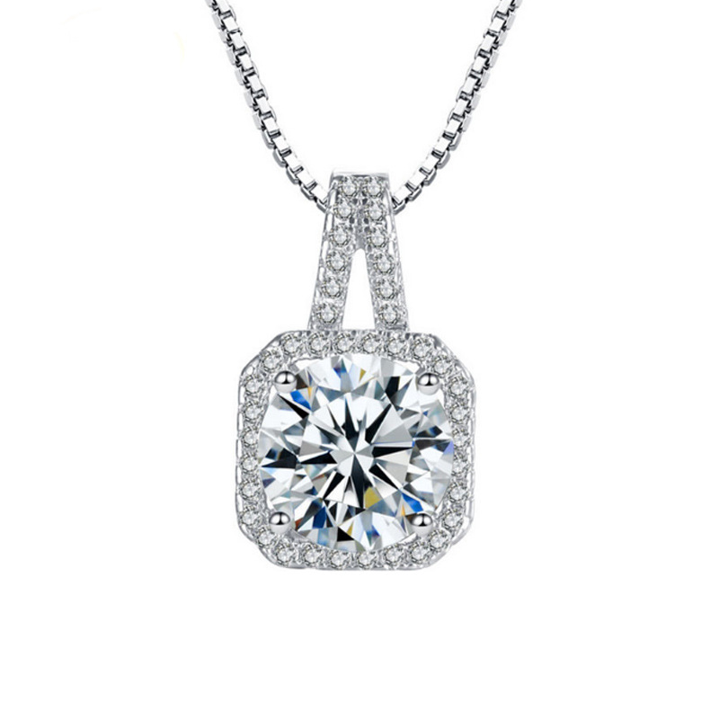 Shiny pendant with zircon