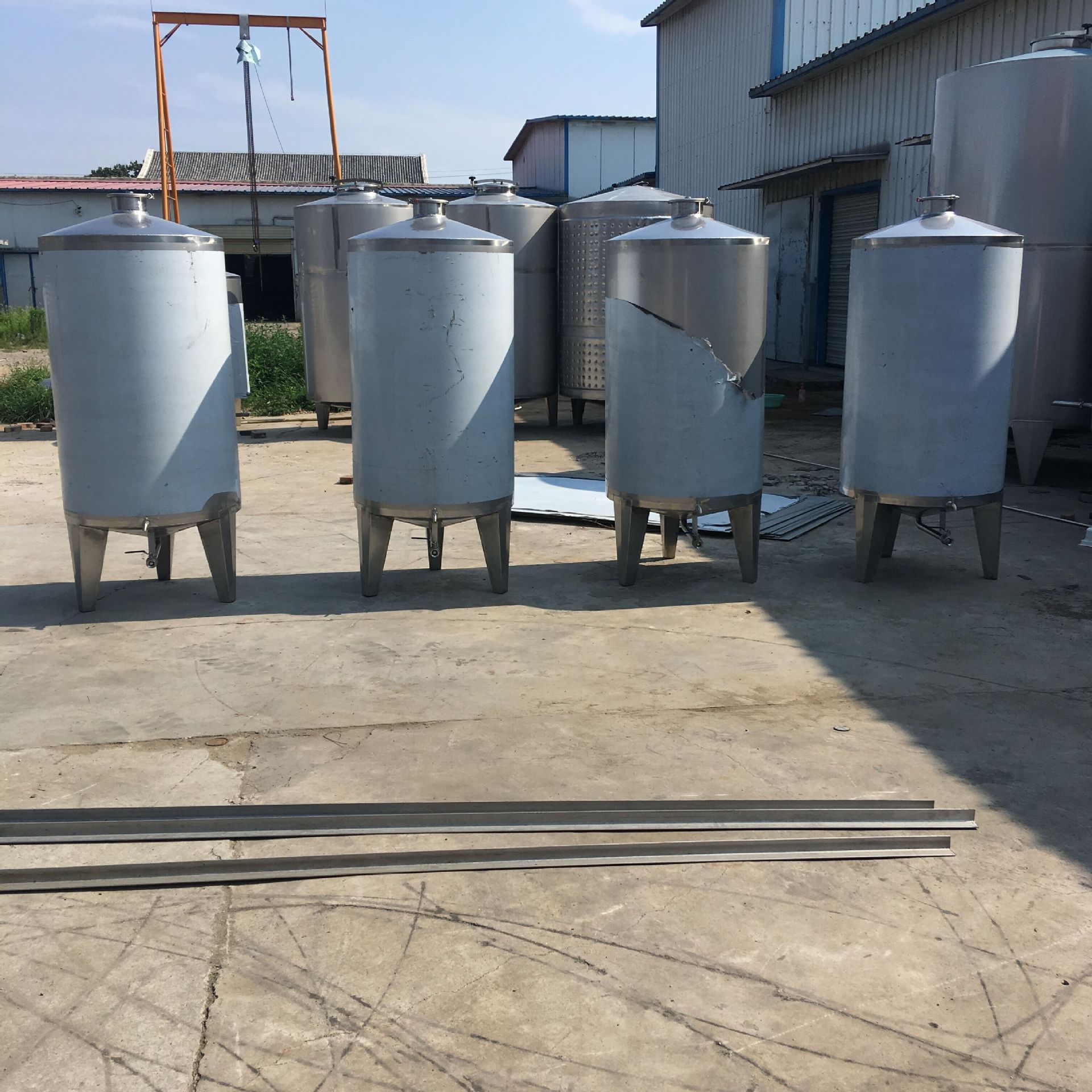 加工大型不锈钢酒容器 5吨带腿立式不锈钢储存罐白酒储存罐直销