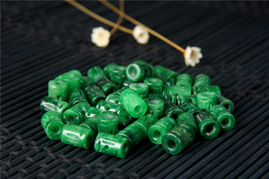 伟德国际翡翠隔片是什么材料做的探秘珠宝世界：什么是翡翠隔片它由什么材料制成？