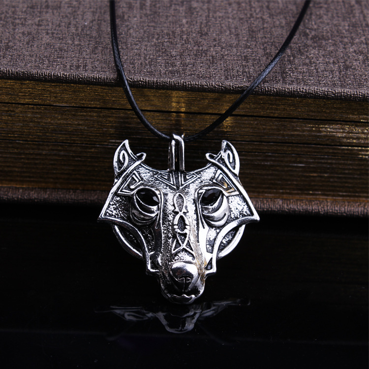 Collana con pendente testa di lupo uomo gioiello di tendenza_voghion.com
