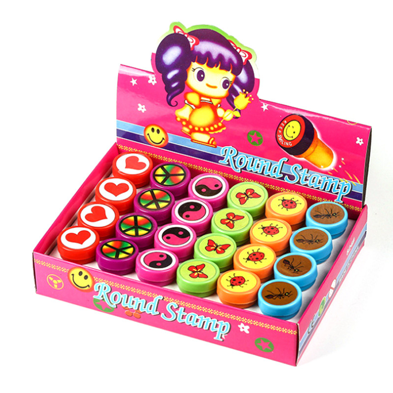 Fábrica al por mayor patrón de dibujos animados lindo sello de recompensa para niños plástico de secado rápido suministros de sello de juguete cilíndrico