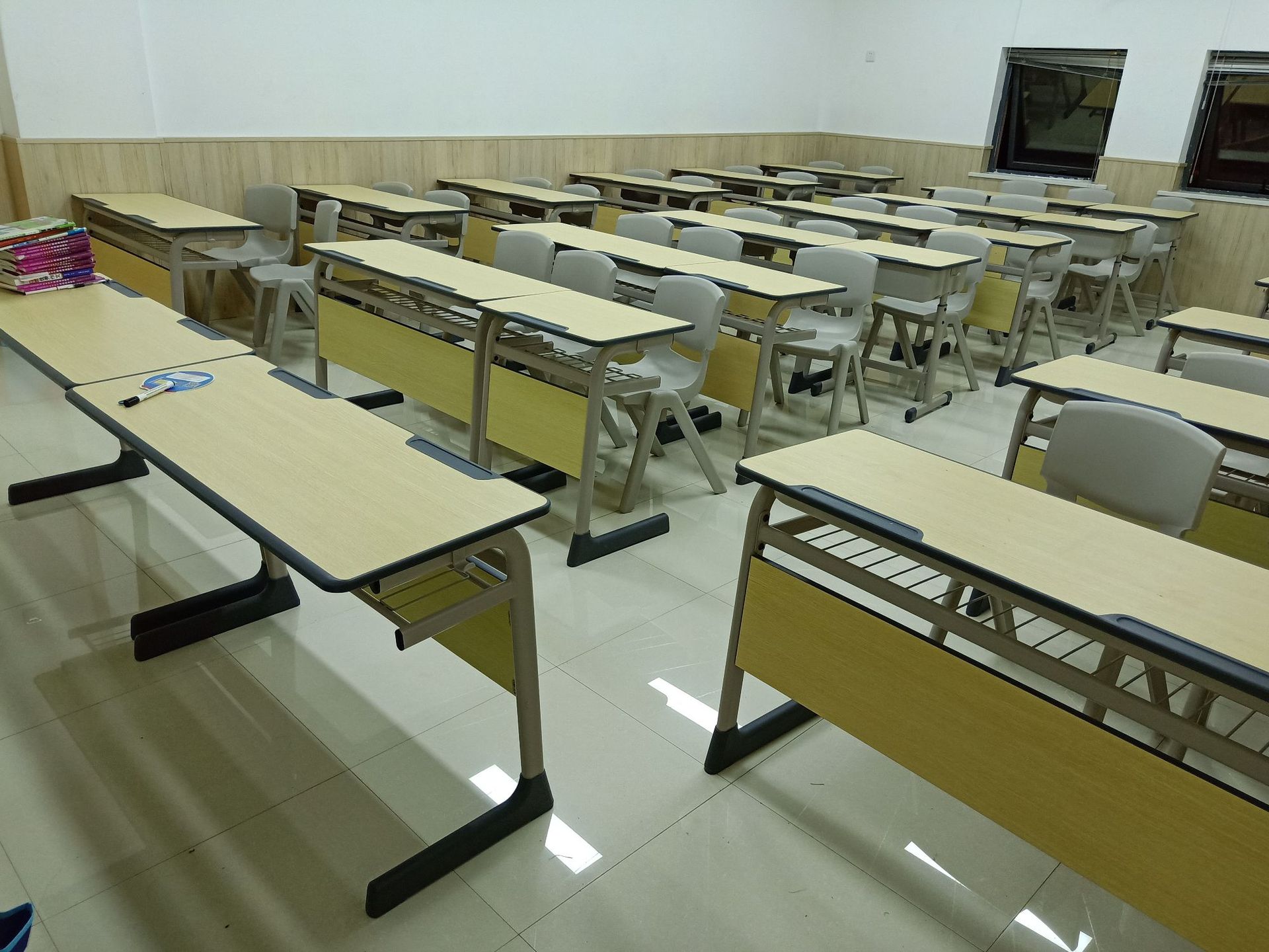 厂家直供课桌椅多色 儿童学习桌椅培训辅导班课桌 中小学生课桌椅-阿里巴巴