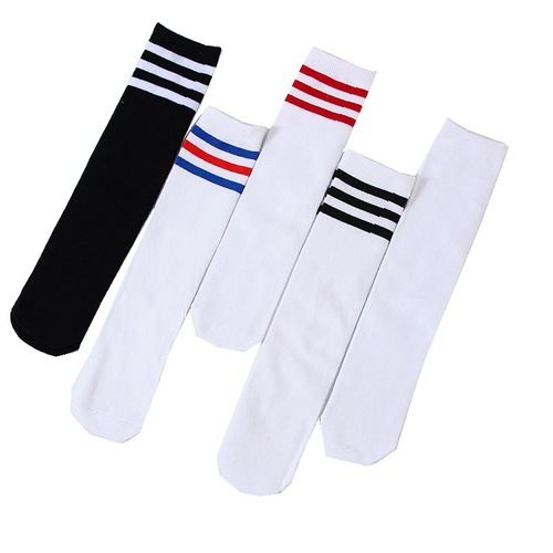 Students wear three-striped sports socks that don’t reach the knees. Children’s stockings for Children’s Day. Football socks wholesale.